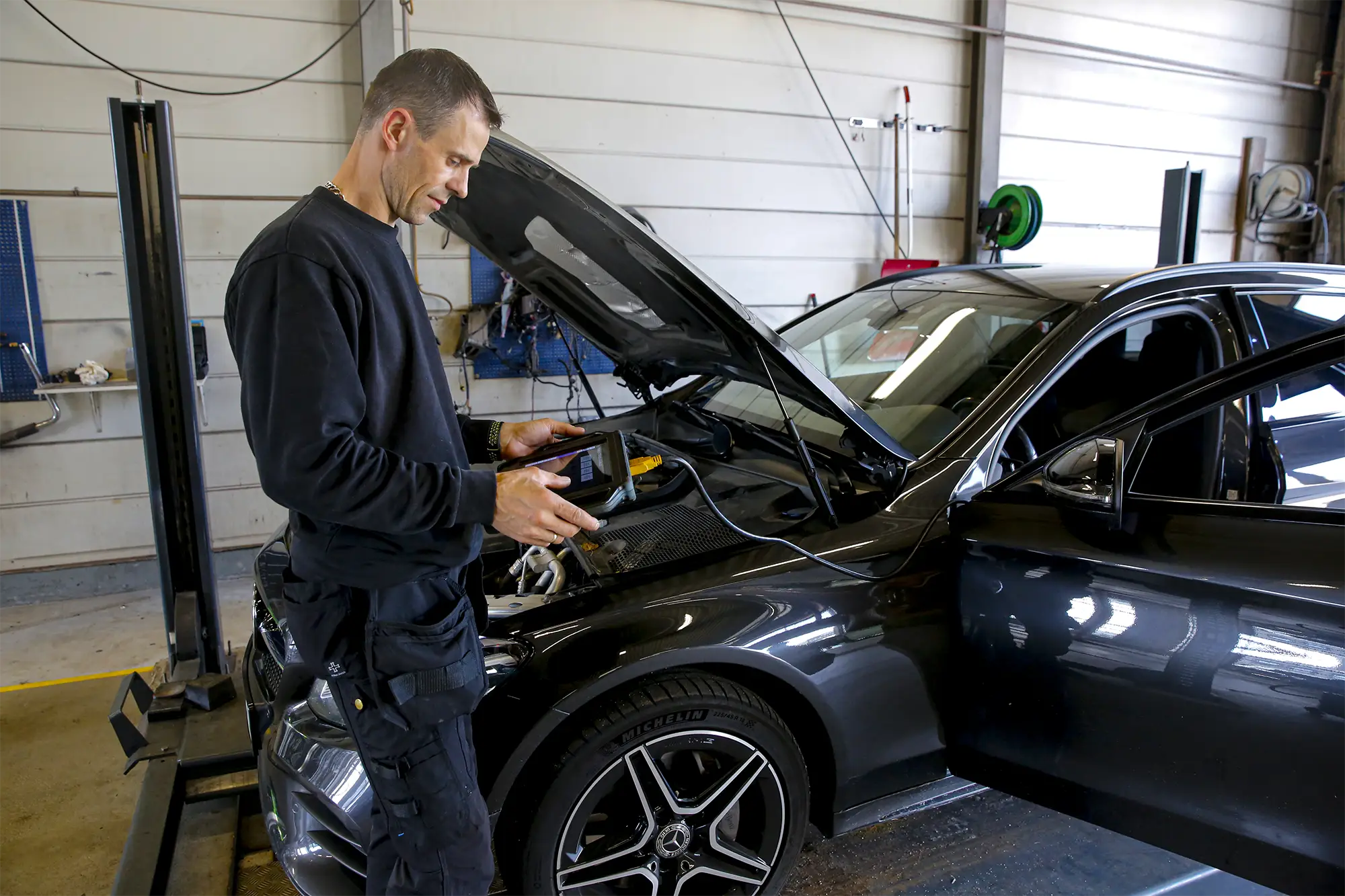 mekaniker tar data analyse av bil